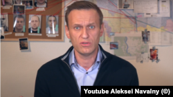 Стаття називається «Отруєння нервово-паралітичною речовиною «Новачок», у ній не вказане ім’я Навального, тільки вік