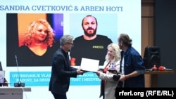 Dyshja e REL-it, gazetarja Sandra Cvetkoviq dhe kameramani Arben Hoti, duke pranuar çmimin.