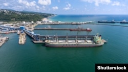 Судно стоїть біля нафтоналивного термінала в російському чорноморському порту, фото ілюстративне