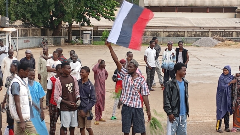 În Nigeria au fost arestați protestatari cu steaguri rusești. „Au trecut linia roșie”, spune guvernul