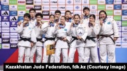 Дзюдодан Қазақстанның жасөспірімдер құрамасы әлем чемпионатында аралас командалық жарыста чемпион атанды. Эквадор, Гуаякиль, 23 тамыз, 2026 жыл. Қазақстанның дзюдо федерациясы сайтындағы фото.