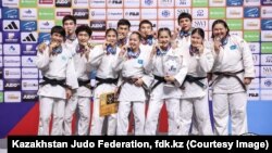 Дзюдодан Қазақстанның жасөспірімдер құрамасы әлем чемпионатында аралас командалық жарыста чемпион атанды. Эквадор, Гуаякиль, 23 тамыз, 2026 жыл. Қазақстанның дзюдо федерациясы сайтындағы фото.