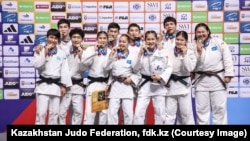 Сборная Казахстана по дзюдо среди кадетов стала чемпионом в смешанных командных соревнованиях на чемпионате мира. Эквадор, Гуаякиль, 23 августа 2026 года. Фото Федерации дзюдо Казахстана