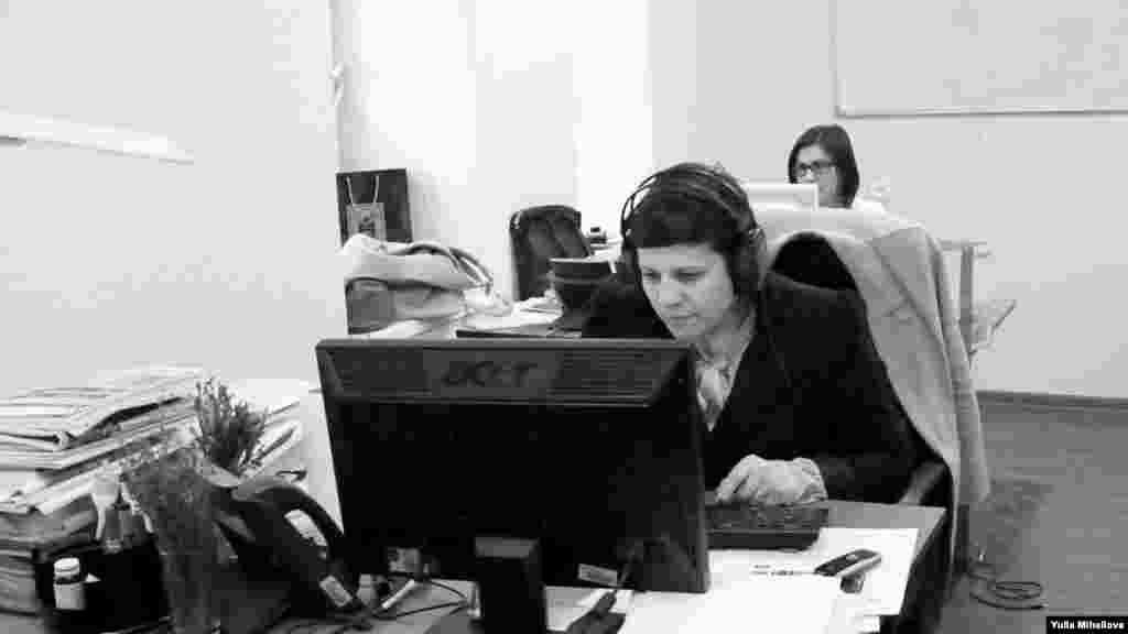 Liliana Barbăroșie (în față) și Eugenia Pogor, în vechiul sediu