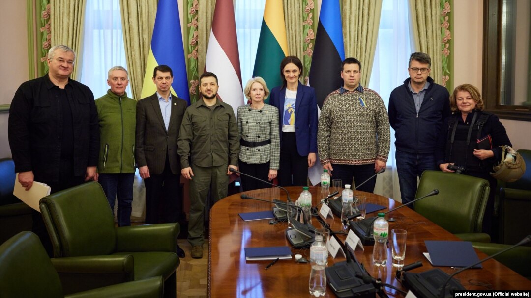 Президент Украины Владимир Зеленский во время встречи с европейскими политиками. Рядом с Зеленским – спикер Сейма Латвии Инара Мурниеце. 24 марта 2023 года