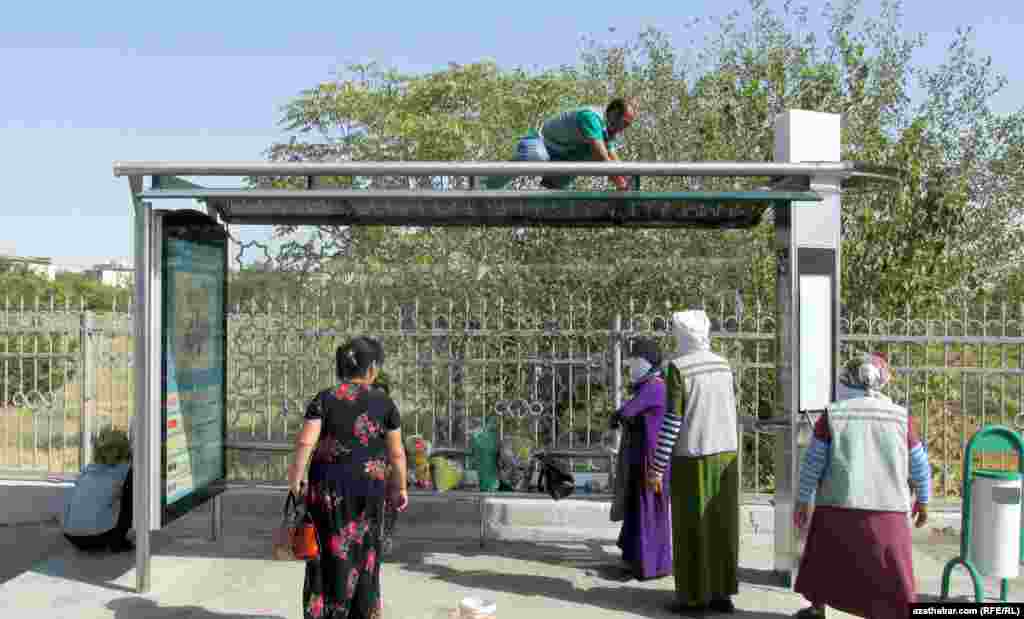 Aşgabadyň S.Nyýazow köçesiniň golaýynda ýerleşýän "Çopan ata" gonamçylygynyň ýakynyndaky awtobus duralgasynda arassalaýyş işleri geçirýän işçiler.