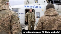 Президент України Петро Порошенко прибув до Житомирської області для передачі військової техніки військовослужбовцям, 14 жовтня 2017 року