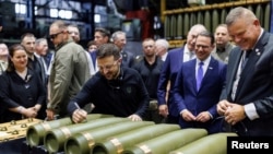 Președintele ucrainean în vizită la fabrica de obuze Scranton Army Ammunition Plant, din Pennsylvania, SUA, 22 septembrie 2024. 