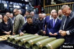 Președintele ucrainean Volodimir Zelenski semnează muniția de 155 mm produsă de armata SUA la fabrica din Scranton, Pennsylvania, pe 22 septembrie 2024.