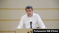 Lilian Carp a fost membru al Partidului Liberal și consilier al primarului capitalei Dorin Chirtoacă.