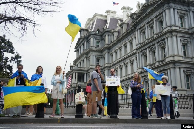 Пикет в поддержку Украины в Вашингтоне во время саммита европейских лидеров и президента США