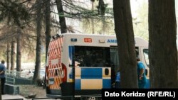 სასწრაფო დახმარების ავტომობილი „ჯეო ჰოსპიტალსის“ მიმღებთან.