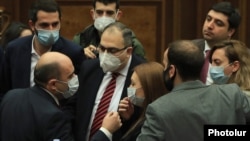 Armenia -- Edmon Marukian (L), the leader of the opposition Bright Armenia Party, talks to senior pro-government lawmakers on the parliament floor, Yerevan, January 18, 2021.