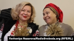 Олена Шевчук і Яна Яковенко. Волонтери в’яжуть двометровий дідух, Запоріжжя, 22 грудня 2025 року