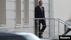 Нахуствазири собиқи Гурҷистон ҳангоми тарки толори додгоҳ дар Тифлис.