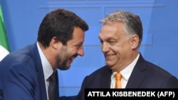 Matteo Salvini (stânga) și Viktor Orban (dreapta) se numără printre liderii inițiativei care vrea să se impună în UE. Imagine generică din Budapesta, mai 2019.