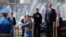 Predsjednik Ukrajine Volodimir Zelenski i predsjednik Srbije Aleksandar Vučić tokom izvođenja ukrajinske himne na svečanom dočeku u Beogradu, 8. avgust 2026. 