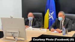Nicolae Ciucă (dreapta, pe atunci, ministru al Apărării) și Bogdan Aurescu, în timpul unei reuniuni virtuale a miniștrilor de externe și apărării din statele membre NATO. Fotografie realizată la data de 14 aprilie 2021.