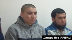 Обвиняемый в «пропаганде терроризма» житель Южно-Казахстанской области Дастанбек Белдимуратов (слева) в суде по его делу. Сайрамский район, 26 февраля 2018 года.