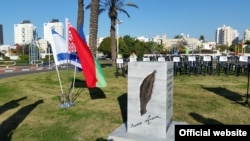 Мэмарыяльны знак Янку Купалу ў Ашдодзе