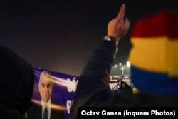 Unii protestatari au afișat banere cu Călin Georgescu, fostul candidat la prezidențiale trimis în judecată pentru promovarea de mesaje legionare. București, 15 ianuarie 2026.
