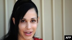 نادیا سولمان، زن آمریکایی که با روش لقاح مصنوعی ۱۴ فرزند به دنیا آورده است.