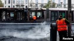 Mândria transportului public din Dublin, un tramvai Luas, distrus de protestatari în noaptea de joi spre vineri. (Foto REUTERS/Clodagh Kilcoyne). 