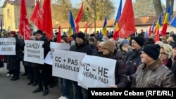 Câteva sute de persoane de persoane protestează în fața Curții Constituționale și cer anularea rezultatelor turului doi al alegerilor prezidențiale, 28 noiembrie 2024.