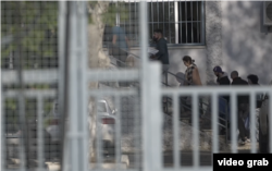 პატიმრების ოჯახის წევრები მათთვის ციხეში შესაგზავნი ნობათით ხელში