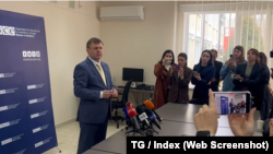 Viceprim-ministrul pentru Reintegrare, Valeriu Chiveri, face declarații pentru presă după întrunirea în formatul 1+1 de la Tiraspol, 16 aprilie 2026