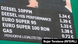 Një tabelë shfaq çmimet e tanishme të karburanteve në një pikë shitjeje në dalje të kryeqytetit Prishtinë, të martën më 3 mars.