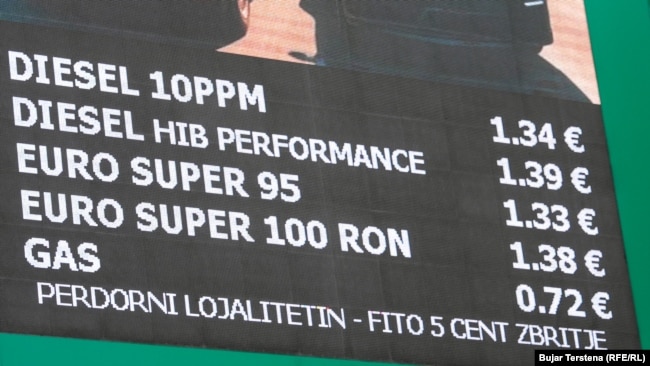 Një tabelë shfaq çmimet e tanishme të karburanteve në një pikë shitjeje në dalje të kryeqytetit Prishtinë, të martën më 3 mars.