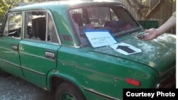 Автомобіль у Новолуганському, пошкоджений осколками протитанкових гранат, 12 серпня 2017 (фото СЦКК)