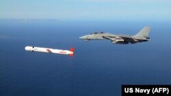 Tomahawk leti uz američki mornarički avion F-14 iznad južne Kalifornije 2002. godine.