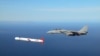 Тактичну крилату ракету Tomahawk Block IV супроводжує військово-морський винищувач F-14 Tomcat над західним випробувальним полігоном комплексу Naval Air Systems Command (NAVAIR) у південній Каліфорнії, архівне фото