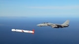 Тактичну крилату ракету Tomahawk Block IV супроводжує військово-морський винищувач F-14 Tomcat над західним випробувальним полігоном комплексу Naval Air Systems Command (NAVAIR) у південній Каліфорнії, архівне фото