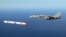 Ракета "Томахоук", ескортирана от американски изтребител F-14.