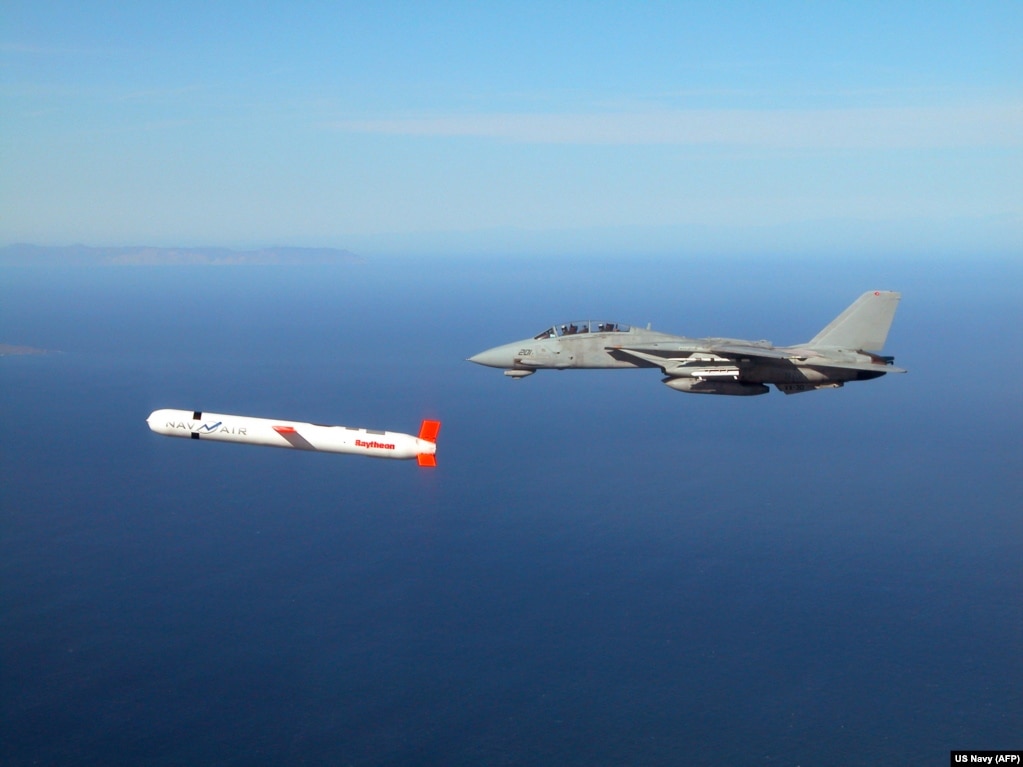 Một tên lửa Tomahawk bay cùng một máy bay F-14 của Hải quân Hoa Kỳ trên bầu trời Nam California năm 2002. Kiev đã nhiều lần yêu cầu được tiếp cận tên lửa tầm xa của Hoa Kỳ. Năm 2024, Tổng thống Ukraine Volodymyr Zelenskyy bóng gió rằng Kiev đã yêu cầu tên lửa Tomahawk. Một quan chức Nhà Trắng vào thời điểm đó được cho là đã gọi yêu cầu này là "hoàn toàn bất khả thi".
