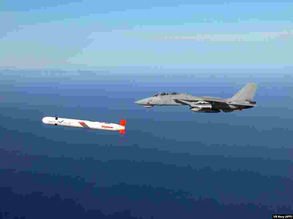 A Tomahawk cruising alongside a US Navy F-14 above southern California in 2002.Kyiv has repeatedly called for access to long-range US missiles. In 2024, Ukrainian President Volodymyr Zelenskyy hinted that Kyiv had requested Tomahawks. A Whitehouse official at the time reportedly called the request “totally unfeasible.”