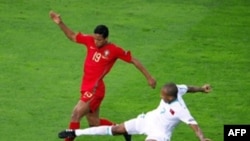 Switzerland - Portuguese forward Nani (L) vies with Turkish midfielder Mehmet Aurelio during the Euro 2008 Championships Group A football match Portugal against Turkey on June 7, 2008 at Geneva stadium in Geneva, Switzerland.