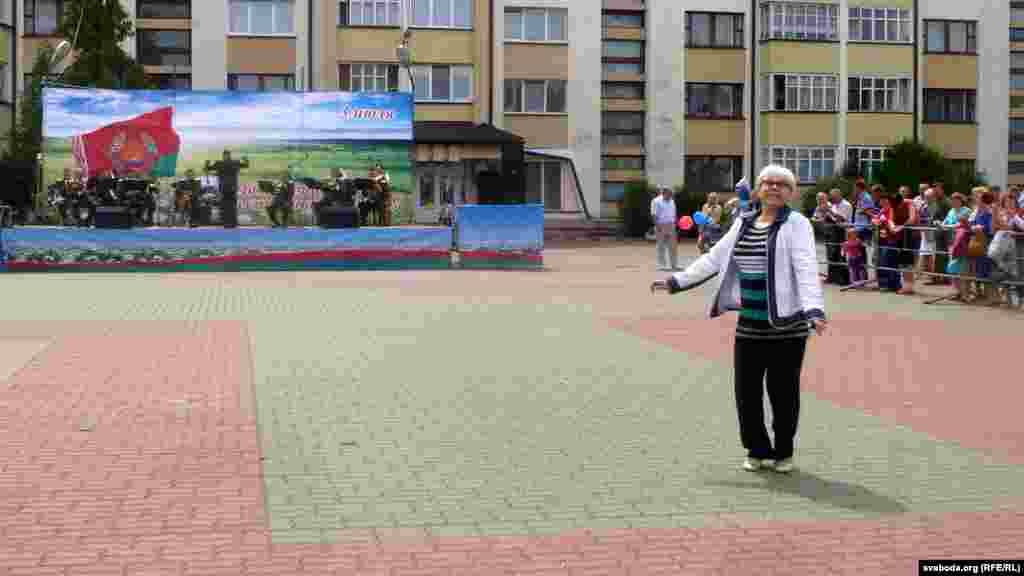 Жанчына танцуе пад музыку вайсковага аркестру