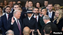 Trump a devenit luni, 20 ianuarie, al 47-lea președinte al Statelor Unite. Ceremonia a fost mutată în Rotonda Capitoliului, în loc să se țină în stradă, din cauza frigului de la Washington. 