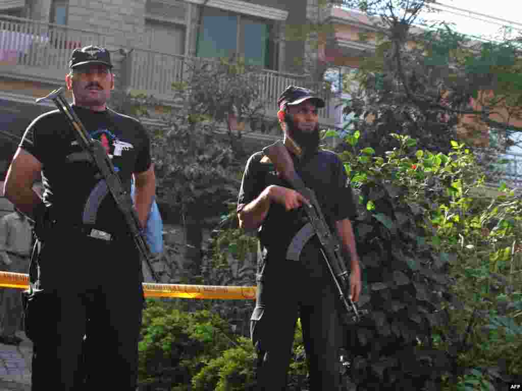 Pakistan -- Police commandos stand guard outside the house of army office after an attack in Islamabad, 27Oct2009 - PAKISTAN, Islamabad : Pakistani police commandos stand guard outside the house of army office after an attack in Islamabad on October 27, 2009. Gunmen riding a motorbike sprayed bullets into the car of an army brigadier in Pakistan's capital Islamabad for a second time in less than a week, police said.