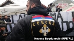 Skup ispred pekare „Roma“ u Borči