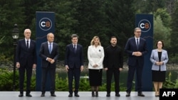 Poză „de familie” de la summitul de constituire a structurii „Carpathian 8”