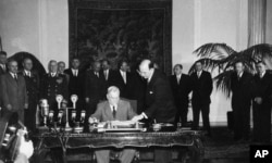 Підписання угоди про створення Варшавського договору. Договір підписує тогочасний голова Ради міністрів СРСР Микола Булганін. Варшава, Польща, 14 травня 1955 року