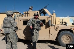 Soldații americani patrulează în orașul sudic Qlat, capitala provinciei Zabul, la 31 ianuarie 2007.