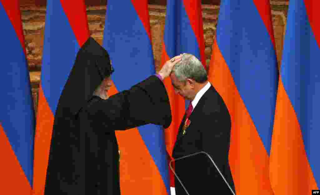 Catolicosul Karekin II &icirc;l binecuv&acirc;ntează pe Serj Sarkisian pentru un al doilea mandat de preşedinte al Armeniei, &icirc;n timpul ceremoniei oficiale de inaugurare &icirc;n funcţie, 9 aprilie 2013