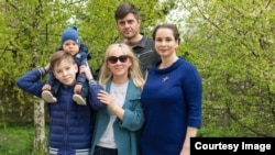 Элина Сушкевич с благодарной семьей