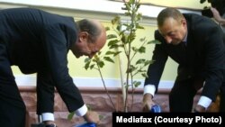 Traian Băsescu cu președintele azer Ilham Aliev (Photo by: Mediafax/AFP/Daniel Mihailescu).